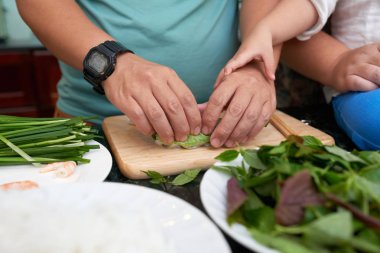 Eller kadının küçük bebeği için yemek