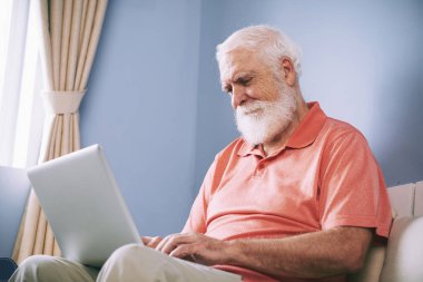 Komuta sizde okuma e-postalar onun laptop evde gülümseyen