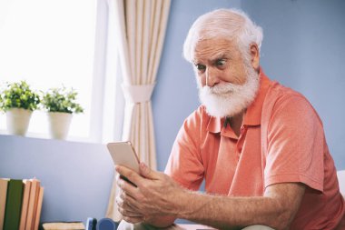 Komuta sizde onun smartphone cep telefonu ile şok edici mesaj okuma hayran