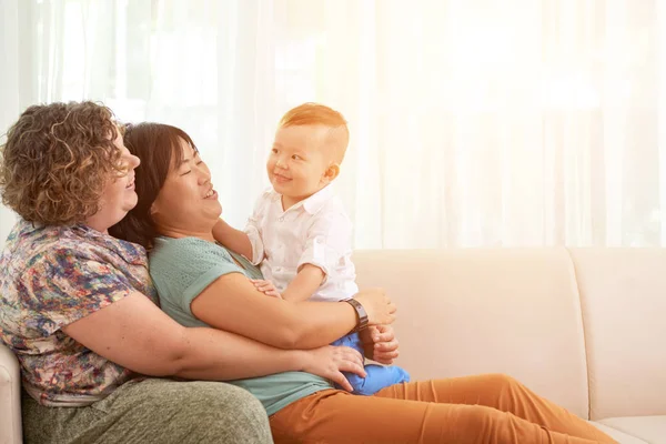 Dos Madres Felices Jugando Descansando Sofá Con Hijo Pequeño Día —  Fotos de Stock