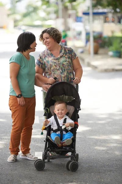 Glad Lesbisk Par Promenader Utomhus Med Barn Barnvagn — Stockfoto