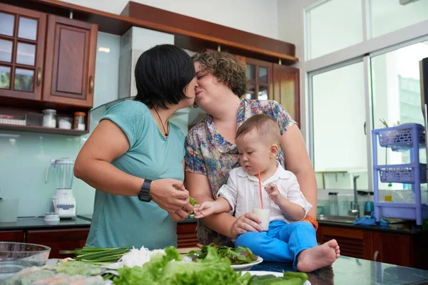 Pareja Lesbiana Con Bebé Niño Besándose Cocinar Cena Casa —  Fotos de Stock
