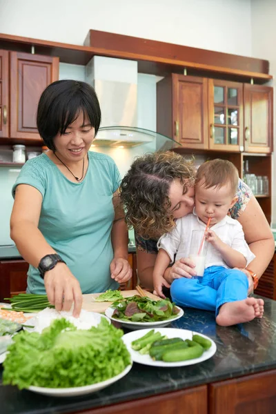 つの母親と息子が一緒に健康的な夕食を料理の家族 — ストック写真