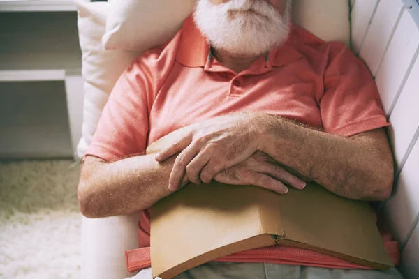 Senior Man Viel Slaap Bank Het Lezen Van Boek — Stockfoto