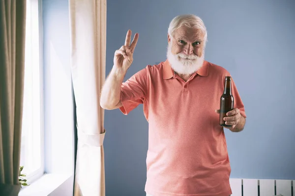 Homem Sênior Feliz Com Garrafa Cerveja Mostrando Gesto Paz — Fotografia de Stock