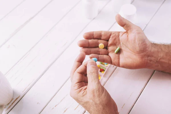 Hænder Senior Mand Tager Piller Tabletter - Stock-foto