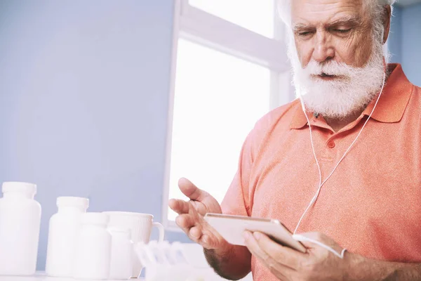 Leeftijd Man Video Bellen Naar Zijn Arts Alvorens Een Pil — Stockfoto