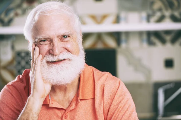Portret Van Gelukkig Bebaarde Senior Man Die Lacht Camera — Stockfoto