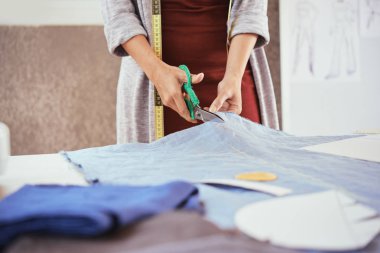 Kadın terzi mavi denim Kumaş Kesme Resim kırpılmış