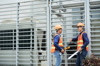 Vietnamca Endüstri Mühendisleri iş santral tartışıyor