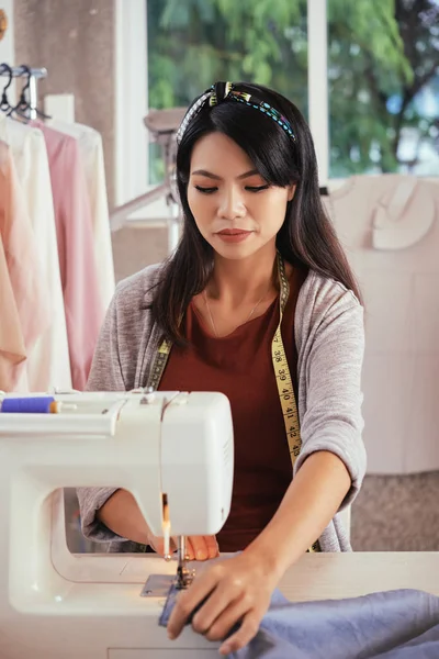 Jolie Tailleur Vietnamienne Utilisant Une Machine Pour Coudre Une Robe — Photo