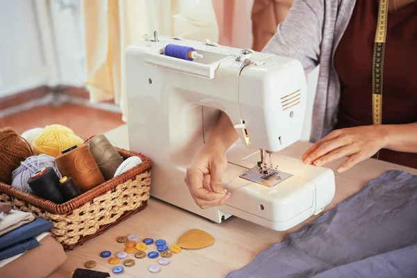 裁縫ミシンの準備作業の手 — ストック写真
