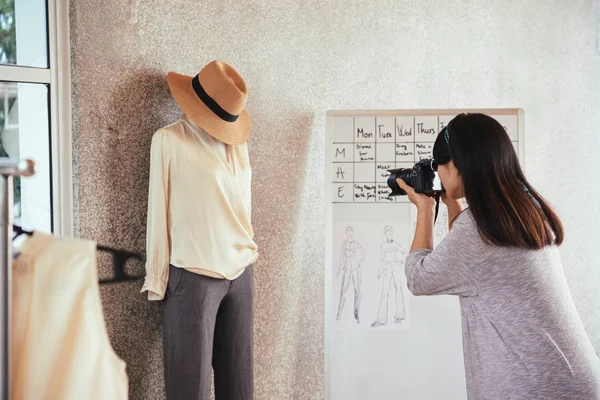 Fashion Designer Photographing Clothes Mannequin Her Blog — Stock Photo, Image