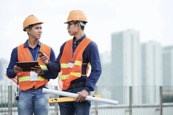 Due Ingegneri Civili Vietnamiti Che Parlano Cantiere — Foto Stock