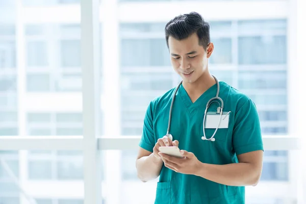 Sorridente Bel Medico Asiatico Che Legge Messaggio Testo Nel Suo — Foto Stock