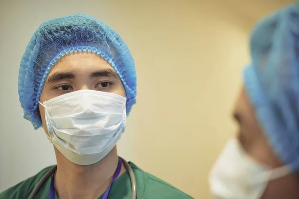 Joven Interno Quirúrgico Asiático Escuchando Consejo Compañero Trabajo —  Fotos de Stock