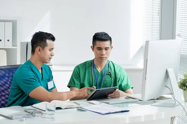 Młodych Pracowników Medycznych Wietnamski Omawianiu Informacji Cyfrowych Tabletów — Zdjęcie stockowe