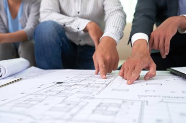 Toplantıda istemciye emlakçı gösteren Yapı planı