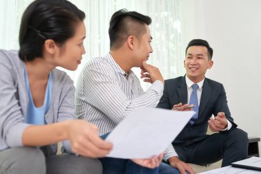 Genç çift toplantısında danışmanlık Vietnamca emlak komisyoncusu gülümseyen