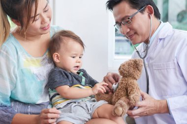 Asyalı doktor küçük çocuk ile anne holding oğul 