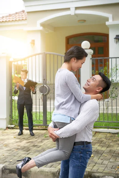 Glückliches Junges Vietnamesisches Paar Feiert Den Kauf Eines Neuen Paares — Stockfoto