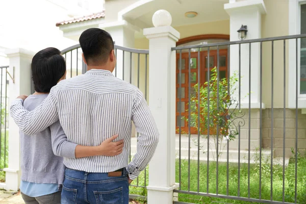 Vista Trasera Pareja Joven Mirando Casa Grande Que Quieren Comprar —  Fotos de Stock