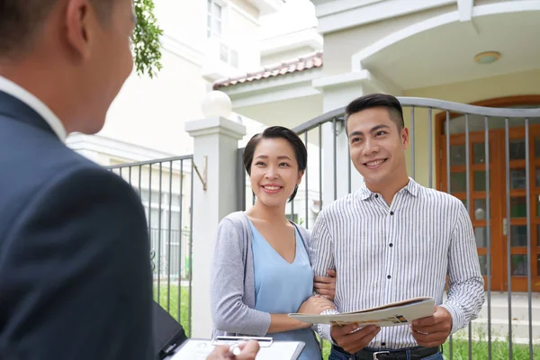 Fröhliche Junge Vietnamesische Familie Gespräch Mit Immobilienmakler Vor Dem Haus — Stockfoto