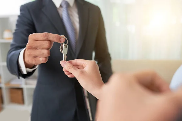 Hand Der Frau Nimmt Schlüssel Aus Der Hand Des Immobilienbesitzers — Stockfoto