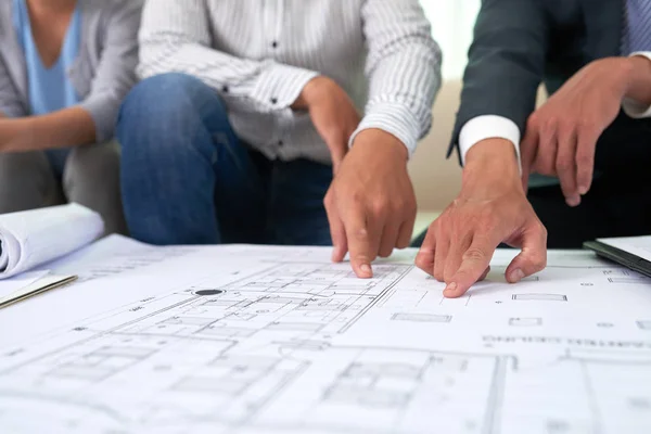 Real Estate Agent Showing Building Blueprint Client Meeting — Stock Photo, Image