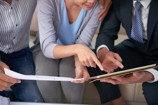 Beskuren Bild Fastighetsmäklare Visar Ritningar Till Par Vid Möte — Stockfoto