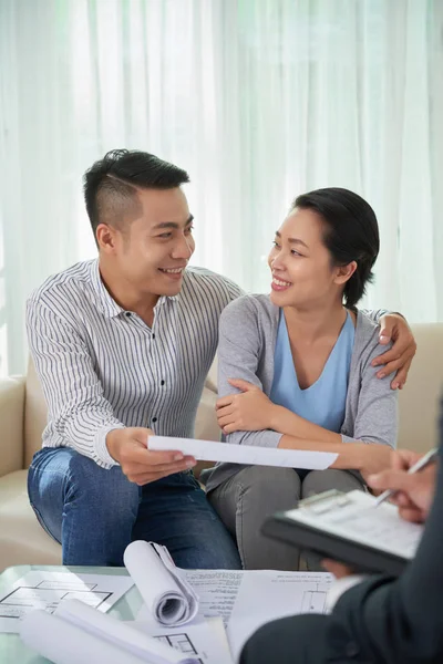 Fröhliches Junges Asiatisches Paar Trifft Sich Mit Immobilienmakler Und Diskutiert — Stockfoto