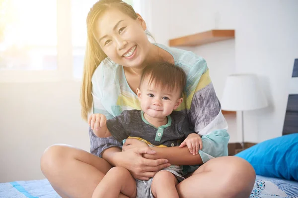 Retrato Feliz Joven Madre Asiática Sentada Con Pequeño Hijo Dormitorio —  Fotos de Stock