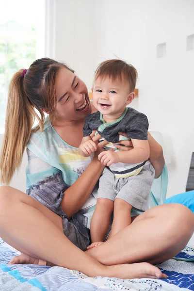 Glückliche Junge Mutter Spielt Hause Mit Ihrem Kind Bett — Stockfoto