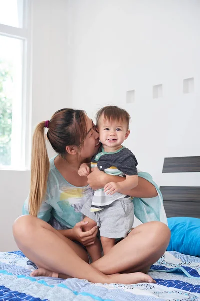 Ung Asiatisk Mamma Kysser Hennes Lille Son Medan Vilar Sängen — Stockfoto