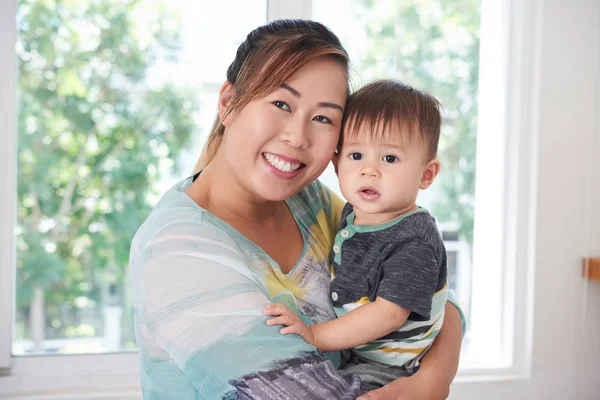 Portrait Heureuse Mère Asiatique Tenant Son Mignon Petit Enfant Dans — Photo