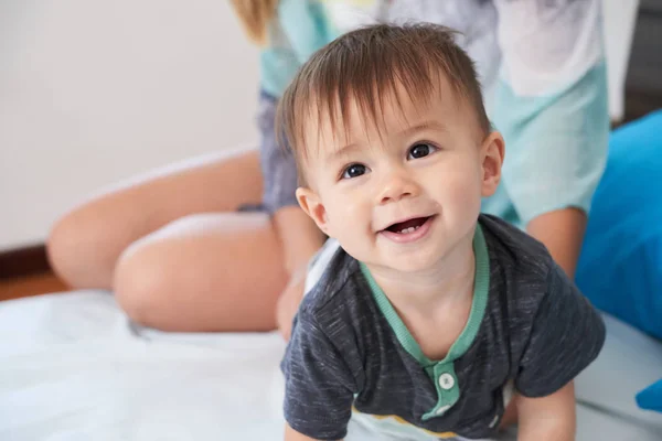 Lindo Bebé Tratando Arrastrarse Con Apoyo Madre Fondo —  Fotos de Stock