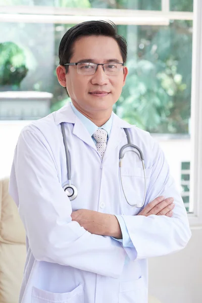 Ασιατικές Αρσενικό Ιατρός Αυτοπεποίθηση Χαμόγελο Στέκεται Στο Εσωτερικό Κτιρίου Νοσοκομείο — Φωτογραφία Αρχείου