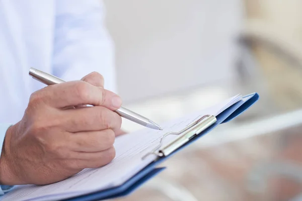 Close Médico Masculino Segurando Caneta Escrevendo Papel Prescrição Área Transferência — Fotografia de Stock