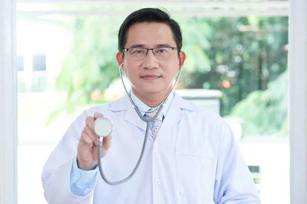 Kendine Güvenen Asyalı Doktor Stetoskop Önünde Dururken Hastanede Tutan Portresi — Stok fotoğraf