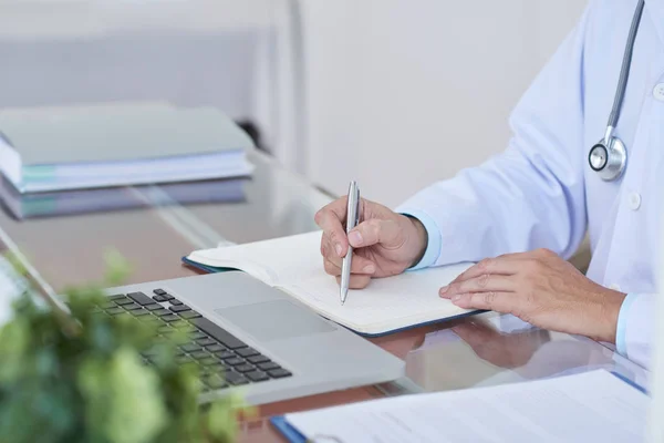 Masada Oturan Defteri Ofisinde Çalışma Zamanında Planlama Erkek Doktor Close — Stok fotoğraf