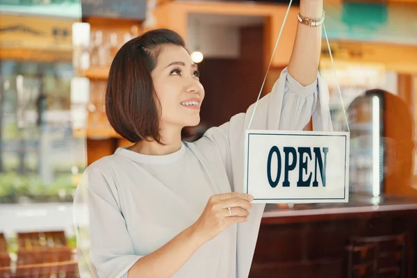 Gelukkig Vietnamese Jonge Vrouw Opknoping Open Teken Deur Haar Pub — Stockfoto