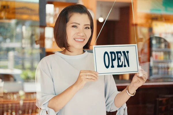 Portrait Pretty Asian Female Small Business Owner Opening Bar — Stock Photo, Image