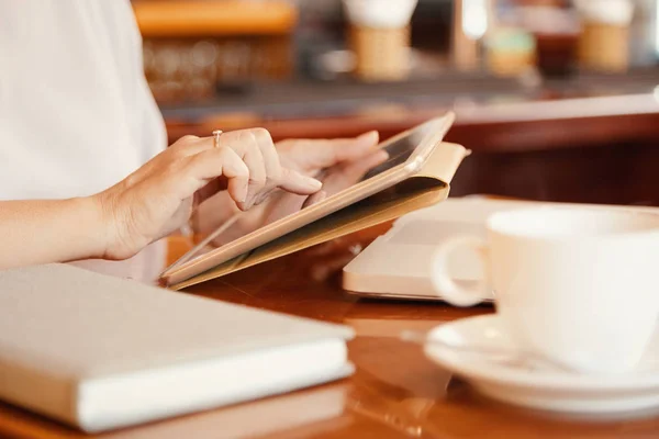 Hände Der Frau Mit Anwendung Auf Digitalem Tablet Selektiver Fokus — Stockfoto