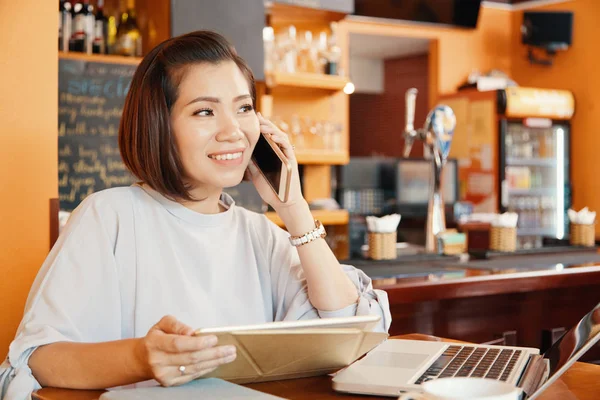 漂亮的年轻亚洲女商人在咖啡馆工作 在电话里交谈 — 图库照片