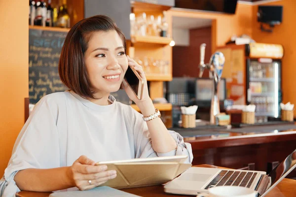 Bella Giovane Donna Affari Asiatica Che Lavora Nel Caffè Parla — Foto Stock