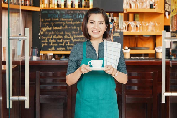 漂亮的越南女服务员提供一杯咖啡 — 图库照片