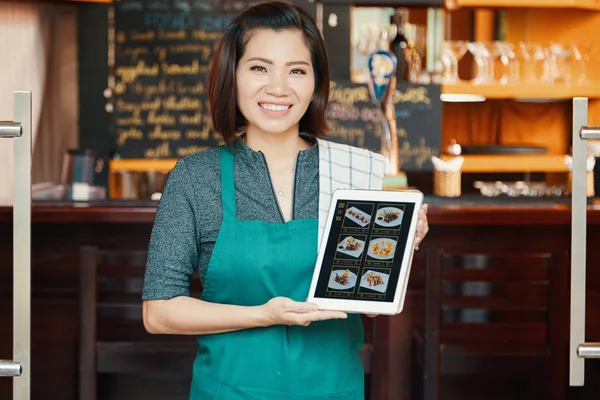 Csinos Fiatal Ázsiai Pincérnő Találat Menü Tabletta Számítógép Képernyőjén — Stock Fotó