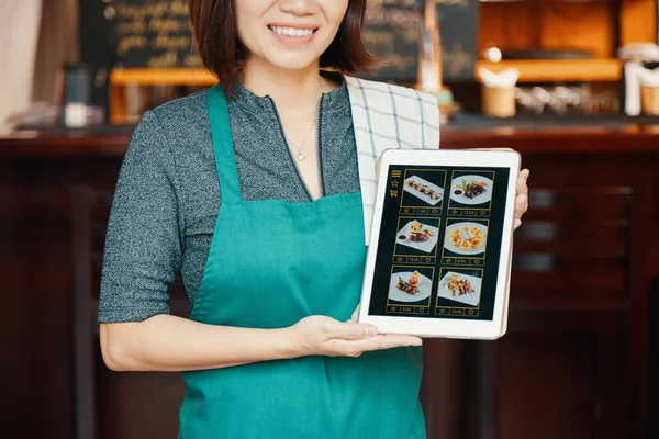 Abgeschnittenes Bild Einer Lächelnden Kellnerin Mit Neuem Menü Auf Tablet — Stockfoto