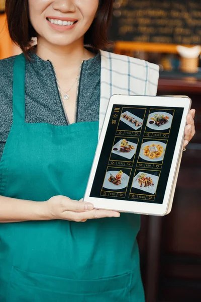 Servitrisen Visar Menyn Med Rätter Tillgängliga För Online Order Och — Stockfoto