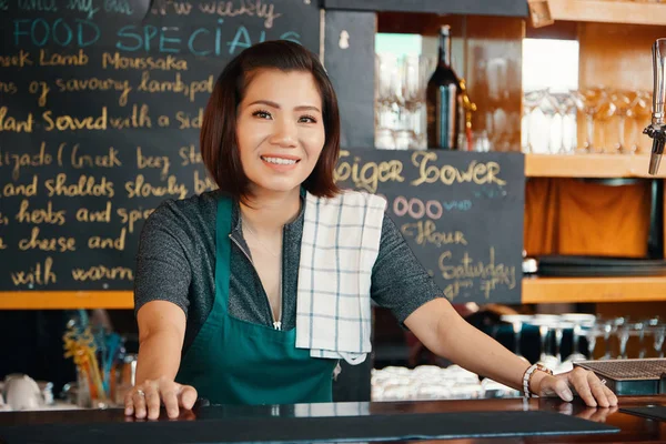 Feliz Jovem Asiático Mulher Aproveitando Trabalho Café — Fotografia de Stock